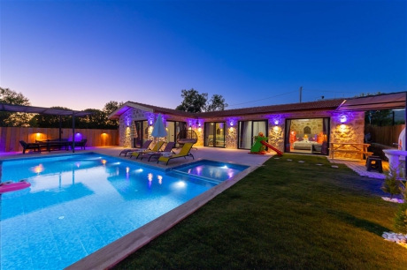 Çocuklu Aileler İçin Villa Tatili: Konforlu ve Güvenli Bir Tatil Deneyimi
